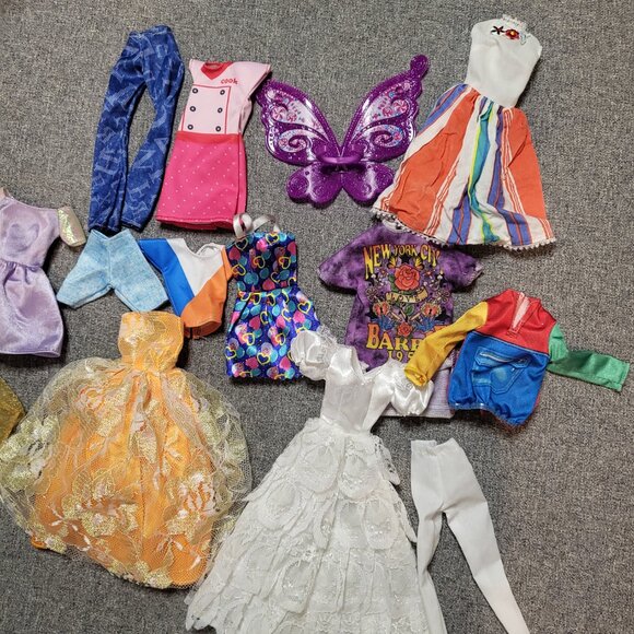 Assorted Barbie clothes. Dresses, outfits, accessories - Picture 3 of 4